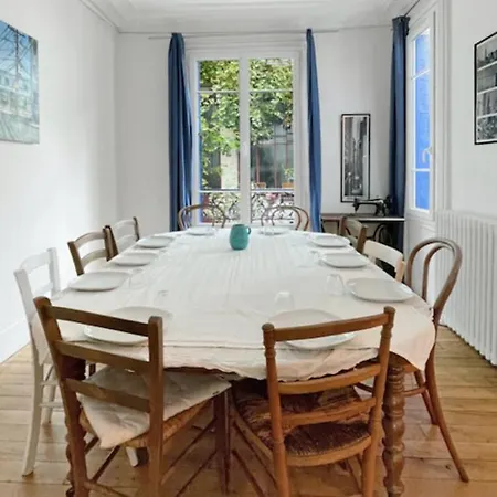 Casa de Férias Spacious And Very Nice House In 15th Paris